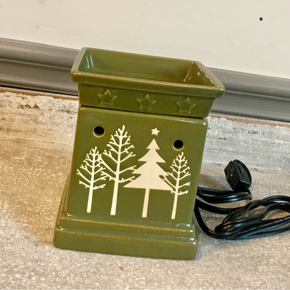 RETIRED 2010 SCENTSY HOLIDAY WARMER
"TANNENBAUM" - CHRISTMAS TREES - Like new - Picture 1 of 6